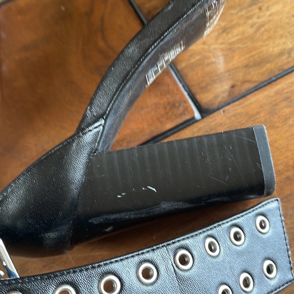 Super cute brad buckle high heels - Picture 4 of 8